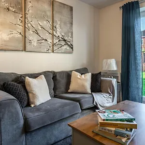 Apartment Platinum - 2 Bedroom, With Free Parking, Free Wifi And Netflix, Company Workers Welcome Short Term And Long Term, Castleford